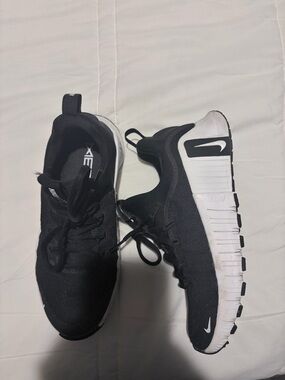 Nike Metcon 6 Size 7.5 Women’s Black and White, Very Good Condition